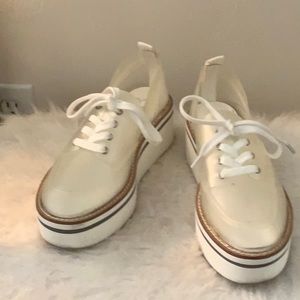 Acrylic tennis shoes